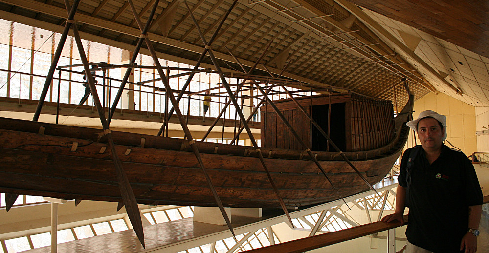 En el Museo de la Barca Solar, El Cairo, 2008